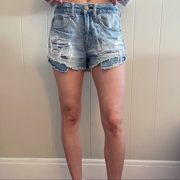 American Eagle Outfitters high rise patterned pocket light wash jean shorts - Picture 2 of 7